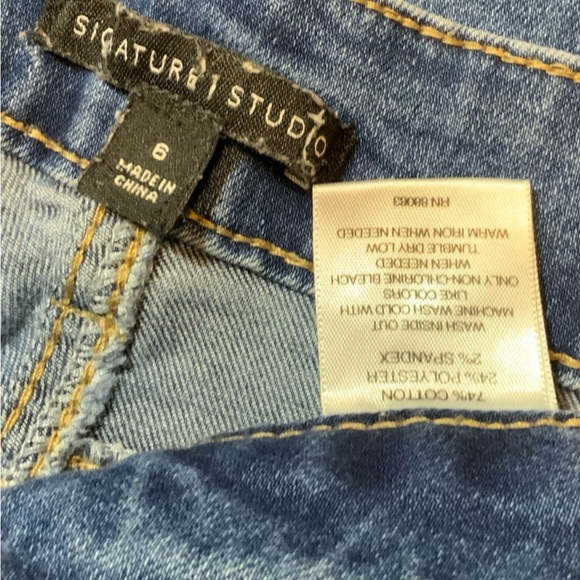 Women’s Signature Studio Distressed Medium Rinse Jeans Size 6 Stretch - Picture 6 of 6
